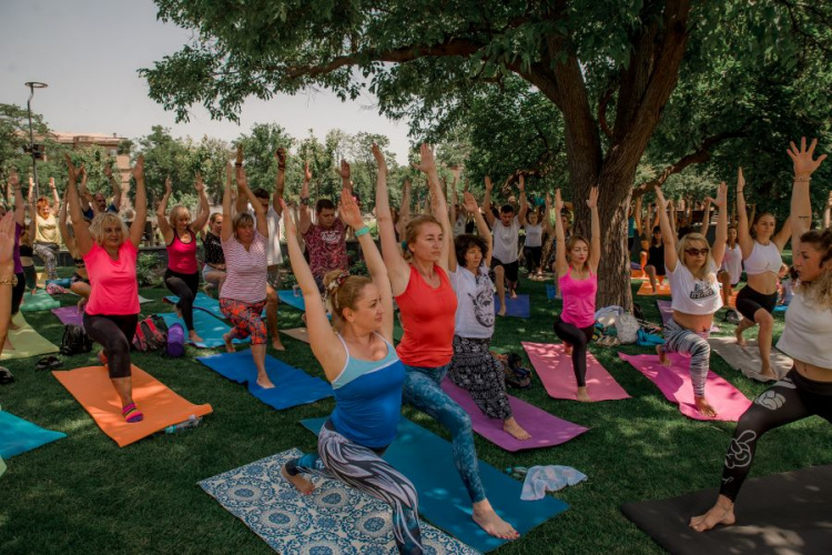 Сотни мариупольцев присоединились к Международному дню йоги