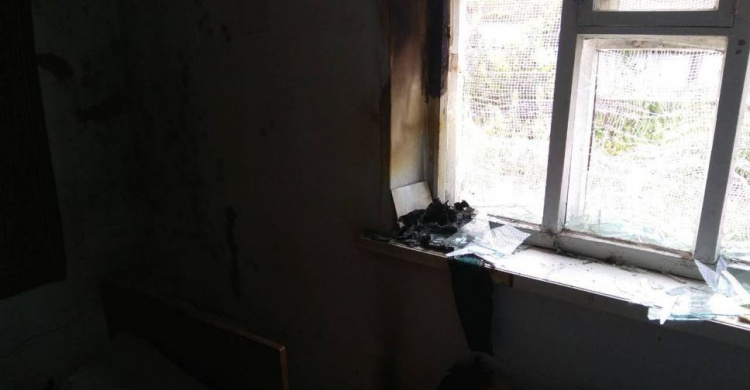 Мариупольцы самостоятельно потушили пожар, в котором пострадала женщина (ФОТО)