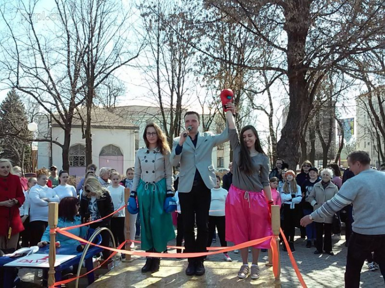 Пасхальные гулянья в Мариуполе: песни, соревнования и битва яйцами (ФОТО+ВИДЕО)