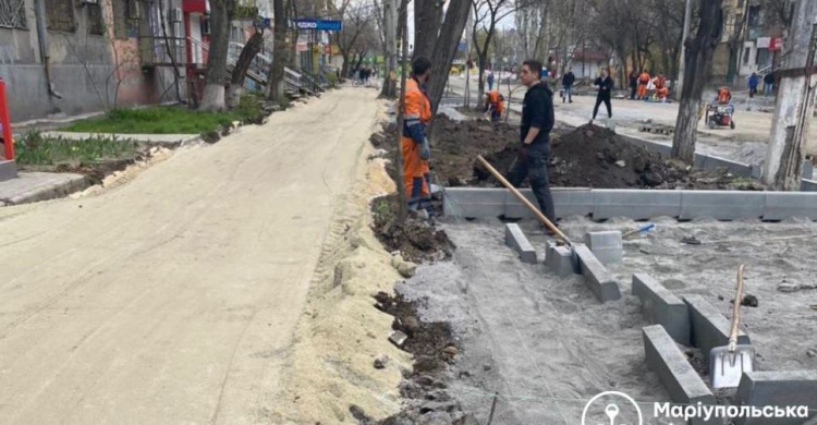 В центре Мариуполя восстанавливают дорогу: на каком этапе работы?