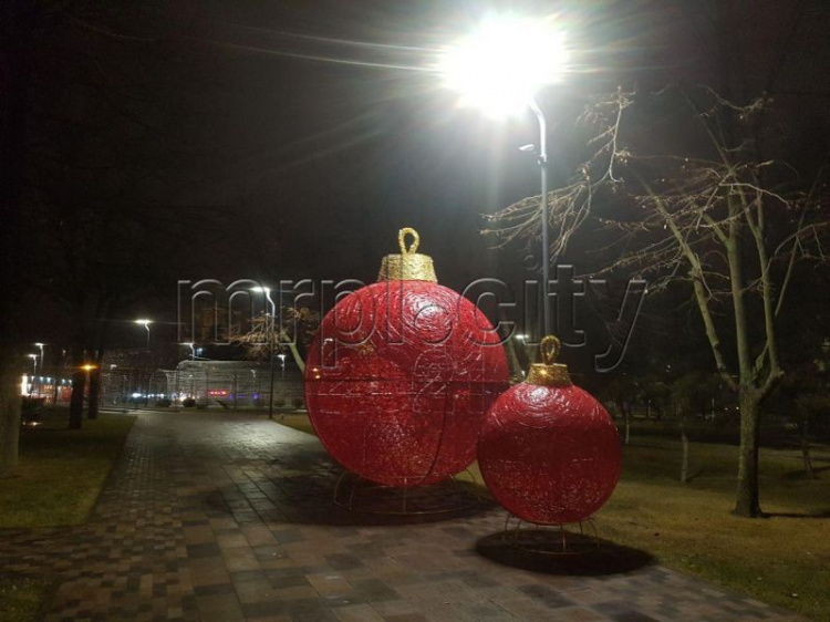 Мариуполь засиял праздничными огнями: как город украшают к Новому году и Рождеству