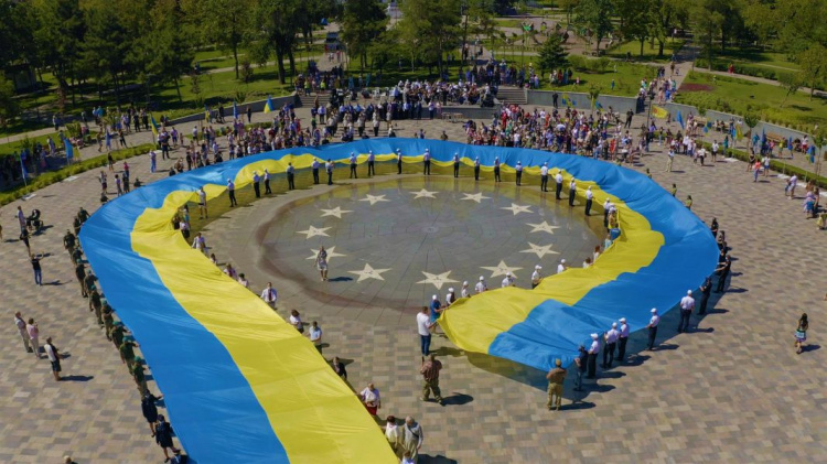Мариупольцам показали 100-метровый флаг Украины с высоты птичьего полета