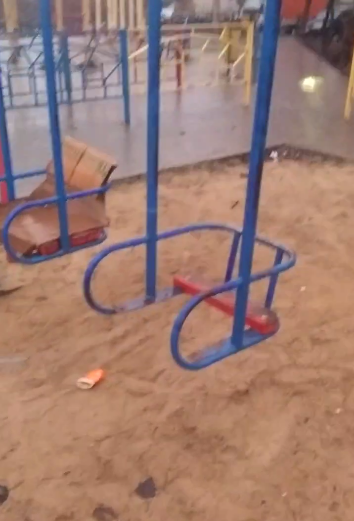 З іграшок –  тільки сміття та скло: маріупольці показали майданчик для дітей
