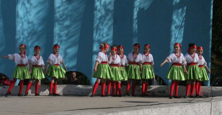 В Мариуполе «мамины радости» пели, танцевали и читали стихи