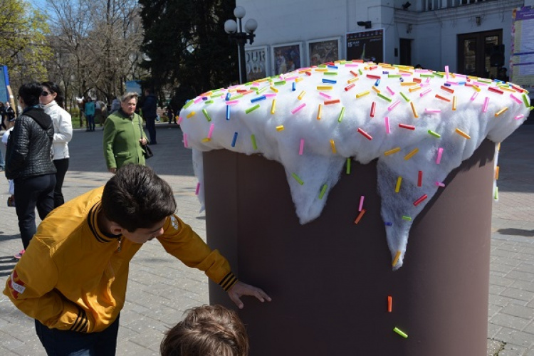Юные мариупольцы создали инсталляцию из огромных писанок (ФОТО)