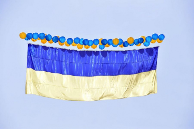 Из Мариуполя в сторону оккупированных территорий запустили сине-желтые флаги