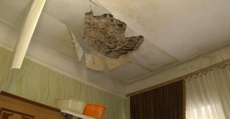 В квартире мариупольчанки после ливня рухнул потолок: кто возместит убытки?