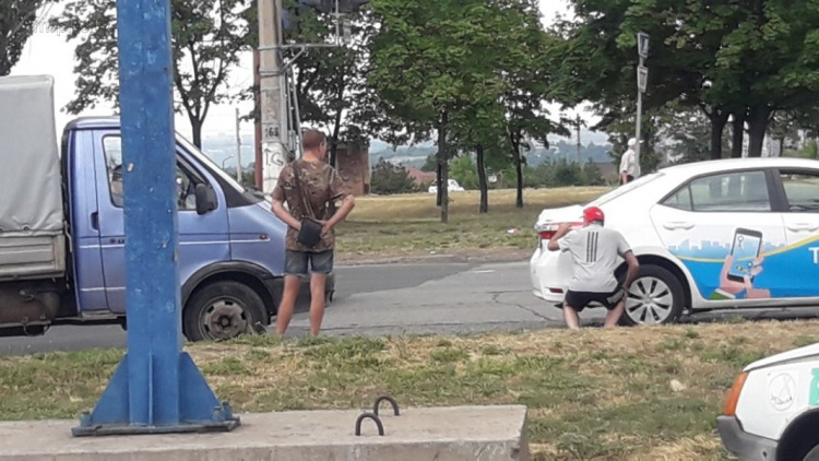 В Мариуполе грузовик врезался в машину такси (ФОТО)