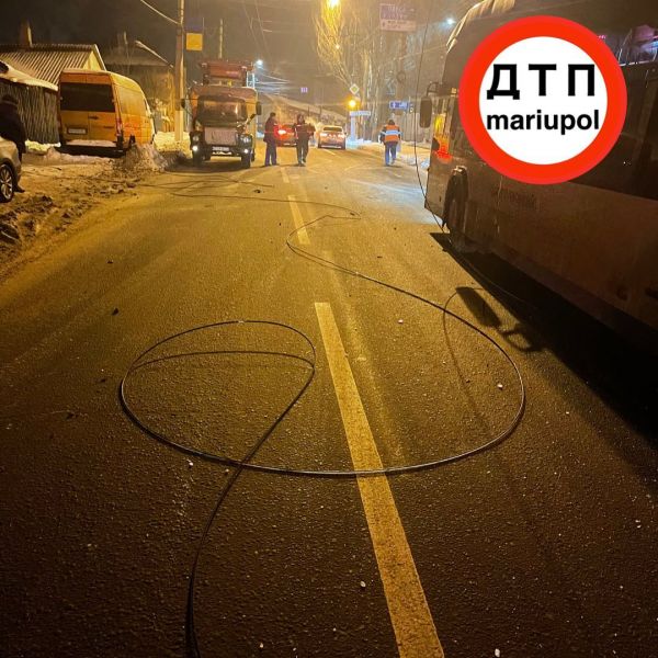 В Мариуполе одну легковушку разбила контактная линия троллейбуса, вторую - пьяный водитель