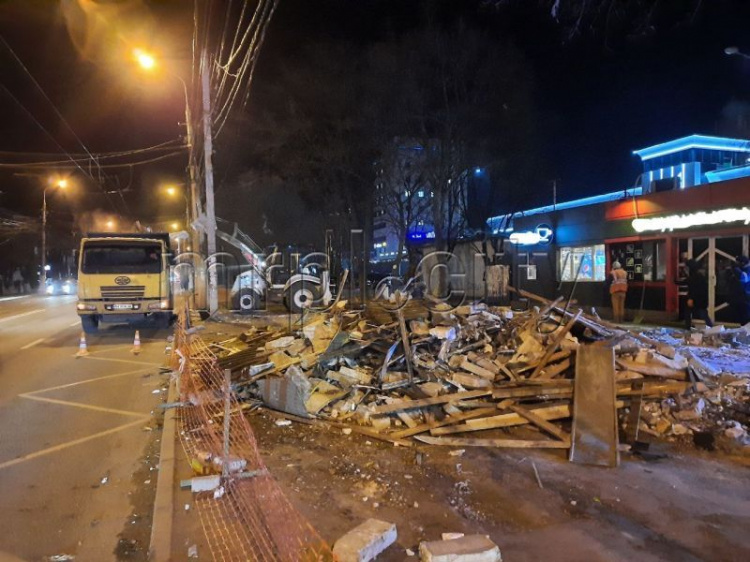 Стало известно, почему снесли алкогольный магазин возле площади Свободы в Мариуполе