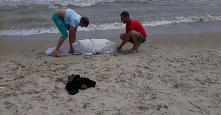 Умер на пляже. Под Мариуполем отдыхающие спасали мужчину (ФОТО+ВИДЕО)