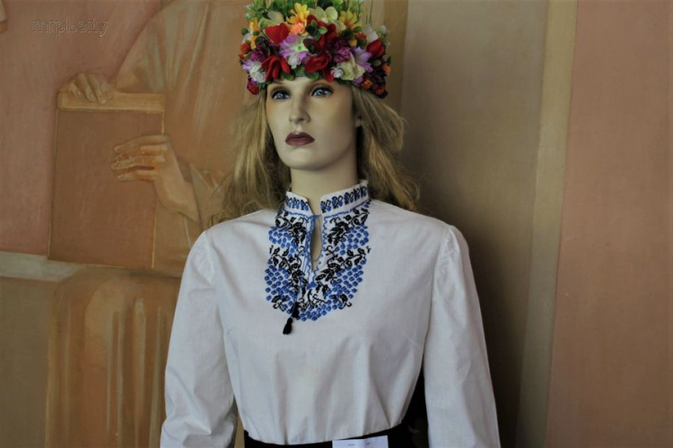 Коллекционные рушники и уникальные одеяния: в Мариуполе готовятся ко Дню вышиванки (ФОТО+ВИДЕО)