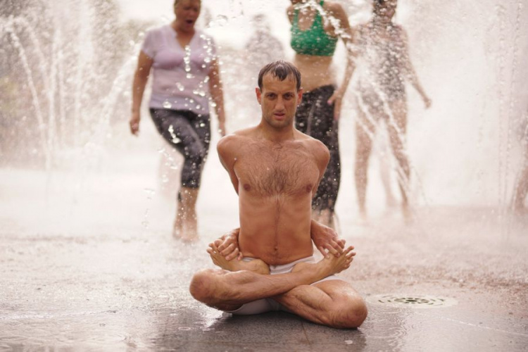 В Мариуполе фестиваль закончился массовым купанием в фонтане (ФОТОФАКТ)