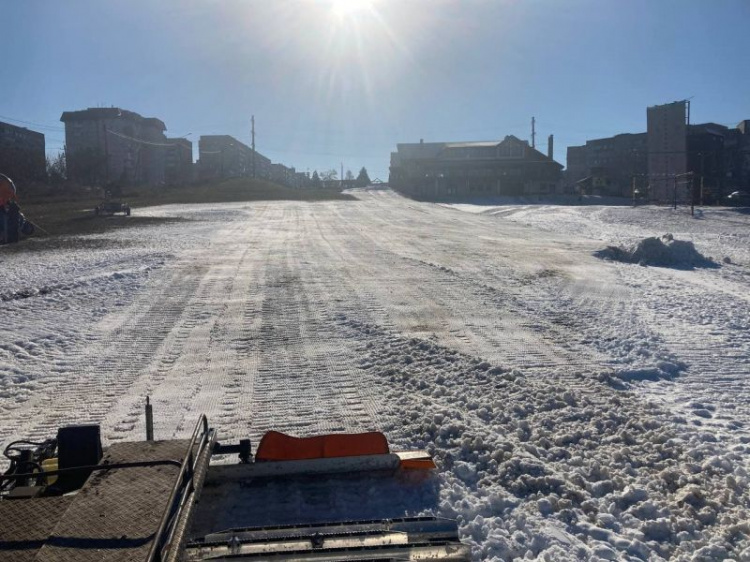 В Мариуполе появился снег: открылась трасса для сноутюбинга