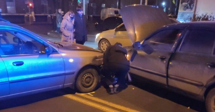 В Мариуполе возле отдела полиции произошло тройное ДТП