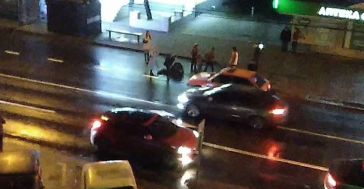 В Мариуполе двое пьяных мужчин попали под колеса авто