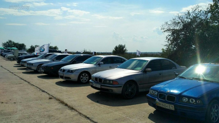 В Мариуполе стронгмен протянул 8 автомобилей, а «Tesla» вышла на трассу (ФОТО+ВИДЕО)