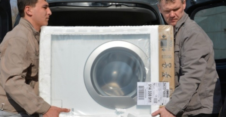 В Мариуполе переселенцам подарили новую стиральную машину
