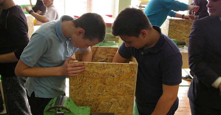 Мариупольские школьники делают мебель из старых парт (ФОТО)