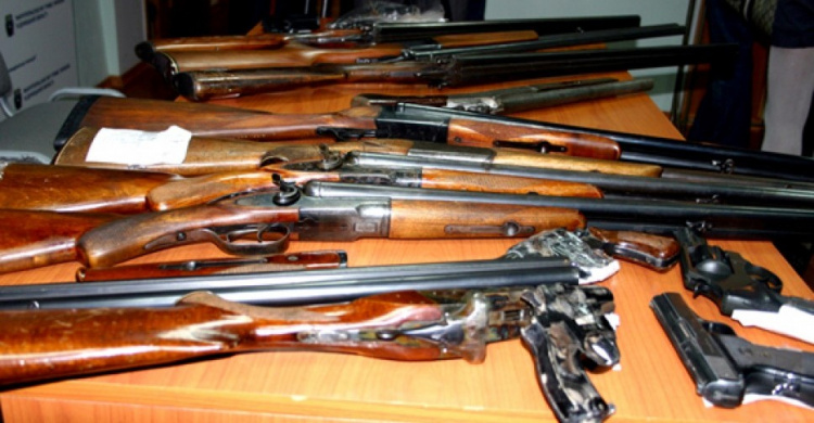 Мариупольцы несут в полицию оружие и боеприпасы