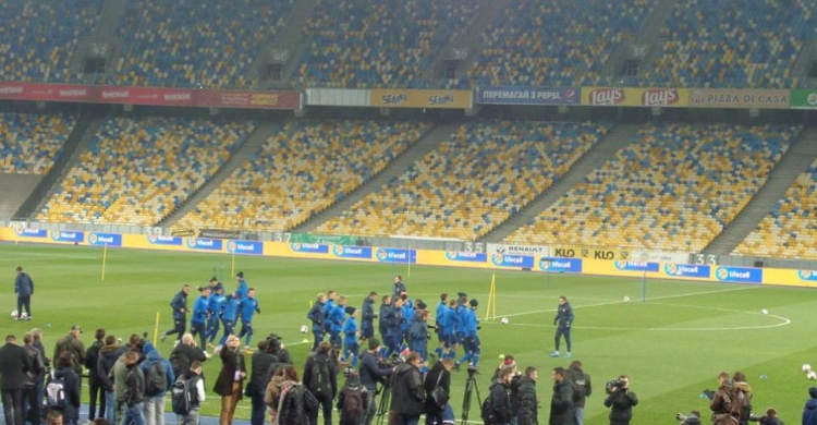 Мариупольцы получили подарки от сборной Украины по футболу (ФОТО)