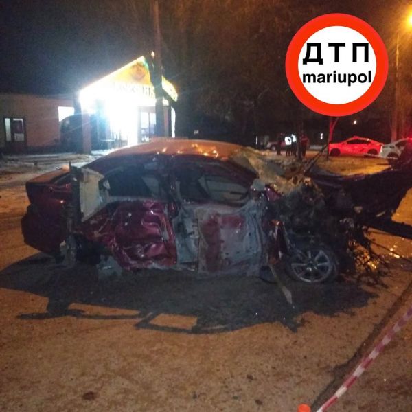 На выезде из Мариуполя погибли водитель и собака, на скользкой трассе перевернулся автомобиль (ДОПОЛНЕНО)