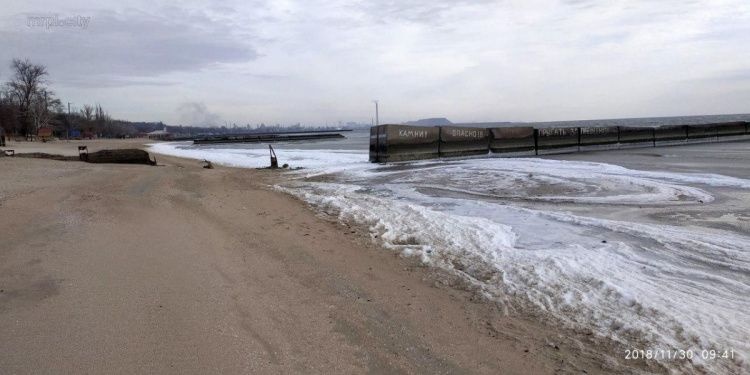 Море в Мариуполе оказалось во власти стихии (ФОТОФАКТ)