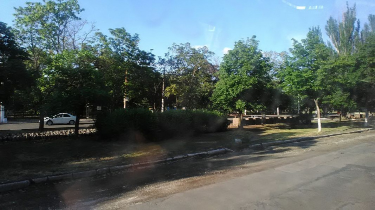 В Мариуполе разбирают тротуарную плитку и пилят деревья - «возвратился» ремонт коллектора (ФОТО+ВИДЕО)