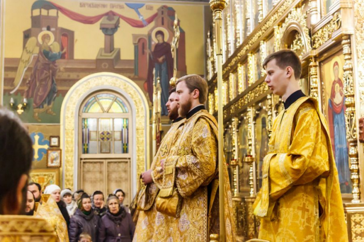 В день памяти основателя Мариуполя православные совершили торжественное богослужение (ФОТО)