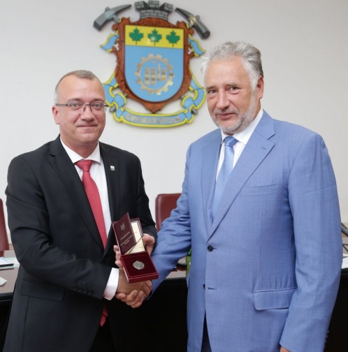 Президент Петр Порошенко отметил заслуги мариупольских металлургов