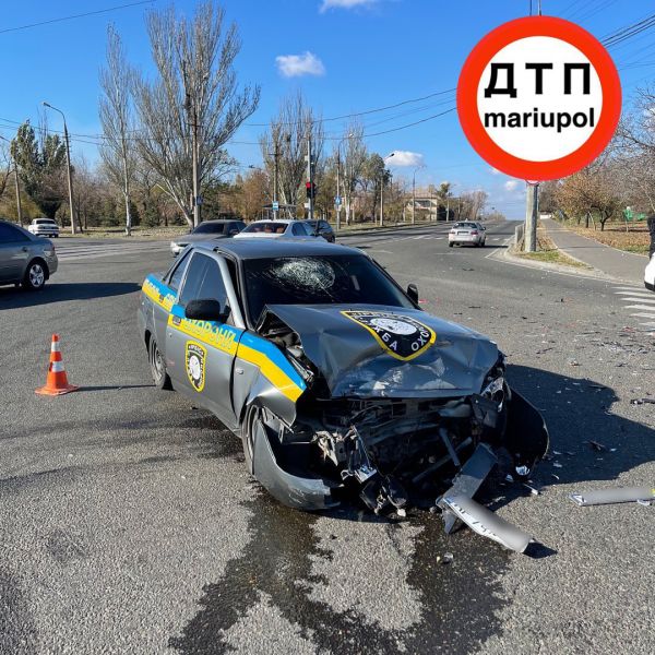 Пострадали два человека и повреждены три машины при ДТП в Мариуполе