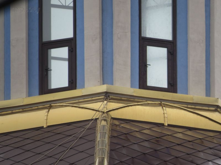Купол Храма Покрова Божией Матери в Мариуполе украшают «золотом» (ФОТОФАКТ)