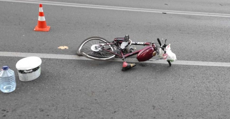 ДТП на мариупольском перекрестке: велосипедист госпитализирован с открытым переломом