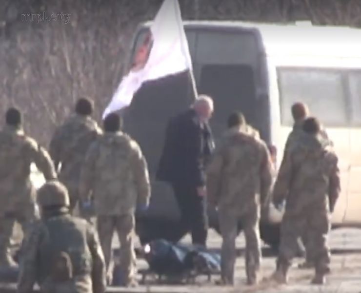 ВСУ на Донбассе передали тела погибших россиян на неподконтрольную территорию (ВИДЕО)