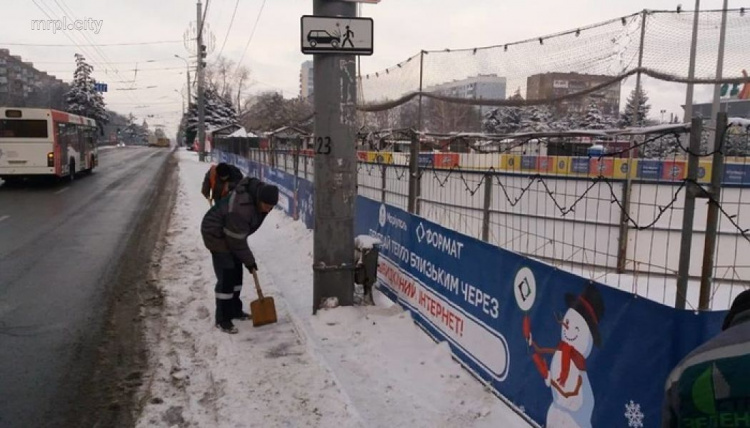 Снег празднику не помеха: для посыпки дорог Мариуполя использовали 352 тонны смеси (ФОТО)