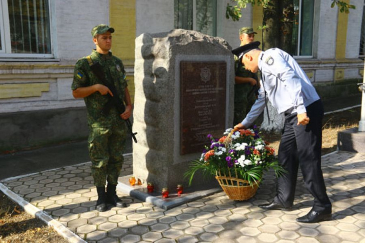 В Донецкой области почтили память погибших сотрудников органов внутренних дел (ФОТОФАКТ)