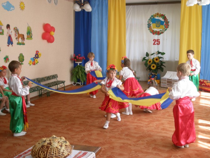 Дошколята Мариуполя поздравили бойцов-добровольцев с Днем Независимости (ФОТО)