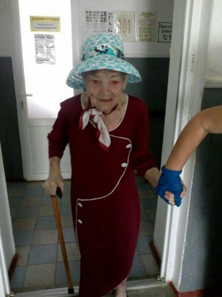 «На курорте» под Мариуполем чествовали 100-летнюю модницу-долгожительницу