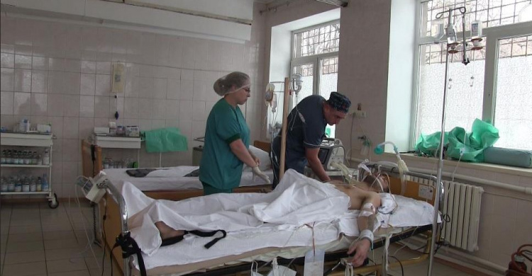 Врачи семь часов боролись за жизнь раненного под Мариуполем российского диверсанта (ВИДЕО)