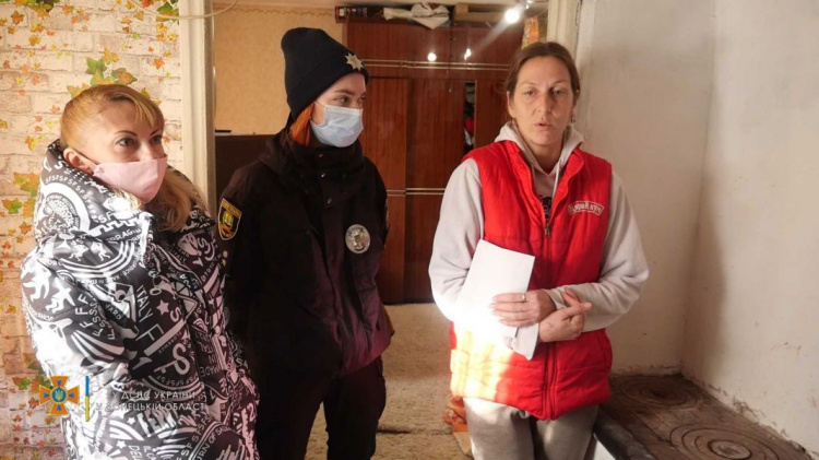 Чтобы не случилась беда: мариупольские спасатели приехали домой к многодетным семьям