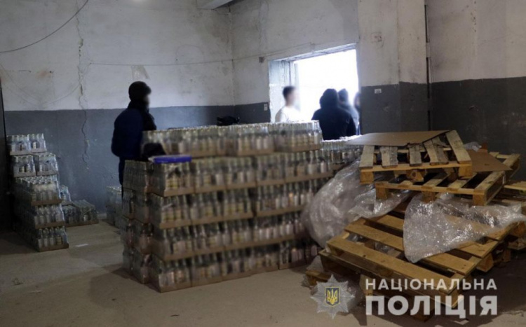 Торговые сети в Мариуполе продавали алкогольный фальсификат. Изъято более 5 тысяч бутылок