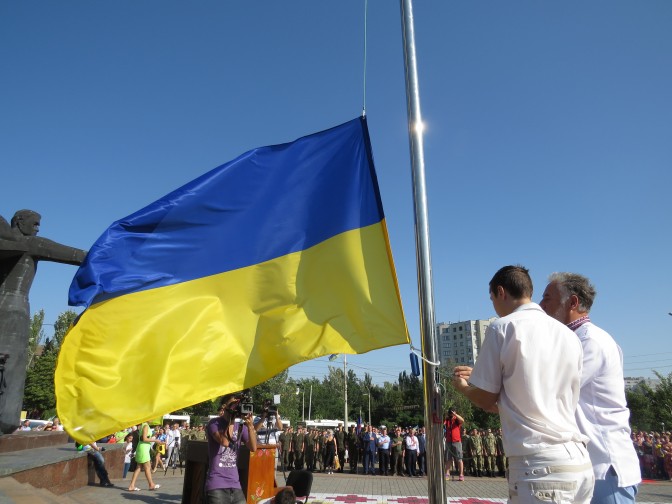 В День флага Украины в Мариуполе звучала музыка «Битлз», а в небо летели шары (ФОТО+ВИДЕО)