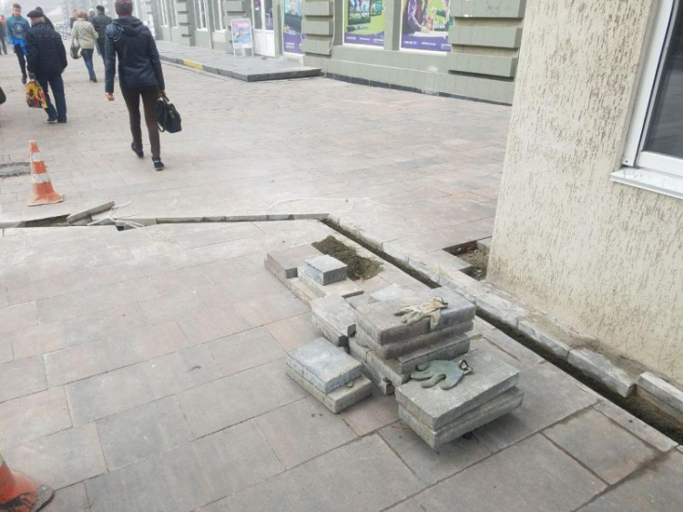 У памятника Высоцкому в центре Мариуполя покончили с 
