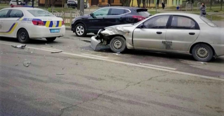 Вторая авария за три дня: на сложном перекрестке в центре Мариуполя столкнулись легковушки