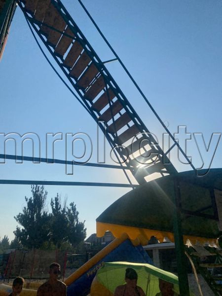 В курортном посёлке под Мариуполем ребенок упал с горки высотой 6 метров