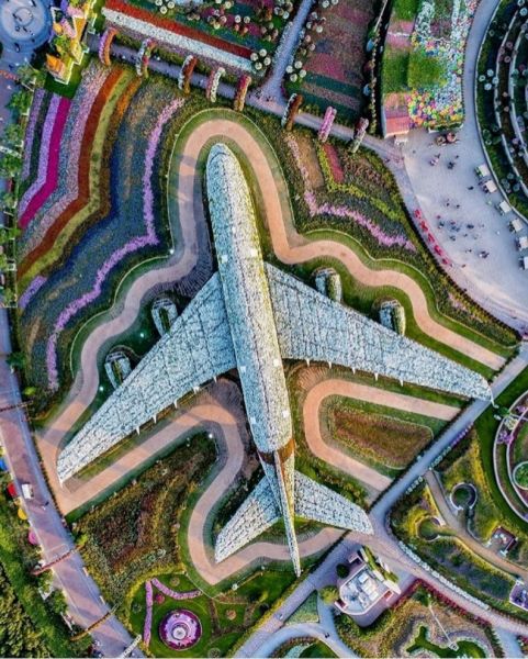 Воссозданный из 5 млн живых цветов и растений самолет A380. Дубай, ОАЭ.
