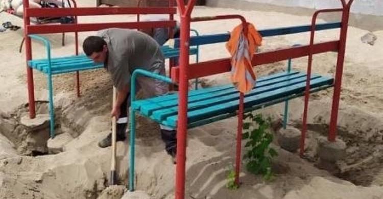 Новые скамейки и обновленные раздевалки: Мариуполь готовят к пляжному сезону (ФОТО)
