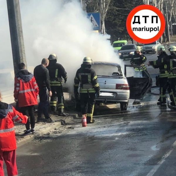 В Мариуполе на ходу загорелся автомобиль