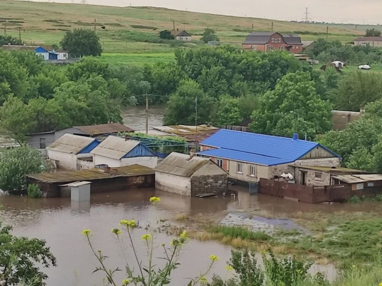 В Мариупольском районе прорвало плотину. Затоплено село