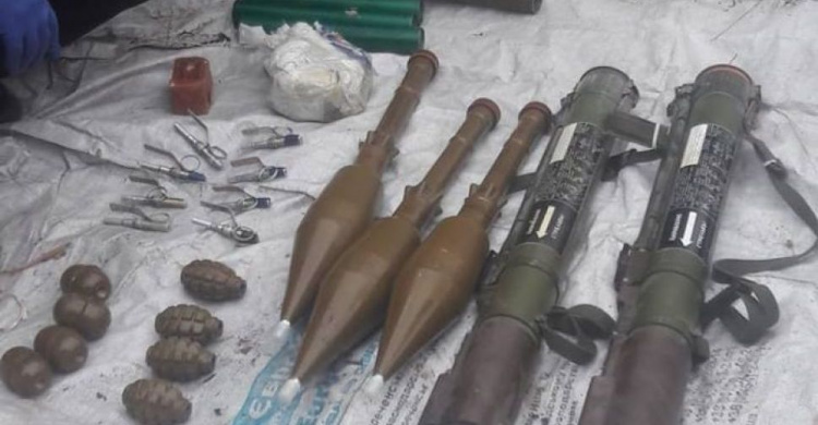 На Донетчине СБУ выявила тайный арсенал оружия недалеко от передовой (ФОТО)